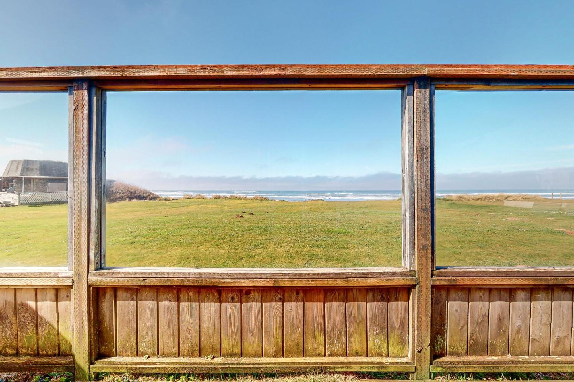 Sparkling Sands Oceanfront San Marine Exterior photo